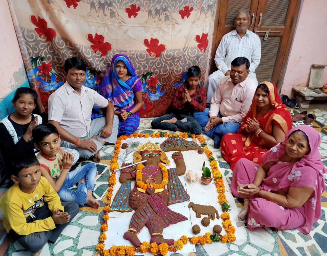Worshiping the shape of Govardhan, the festival celebrated with enthusiasm in the district, Annakoot's offerings distributed in the temples