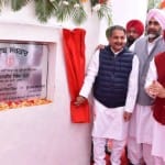 रोपड़ में बेला-पन्याली पुल का नींव पत्थर रखते सीएम चन्नी।