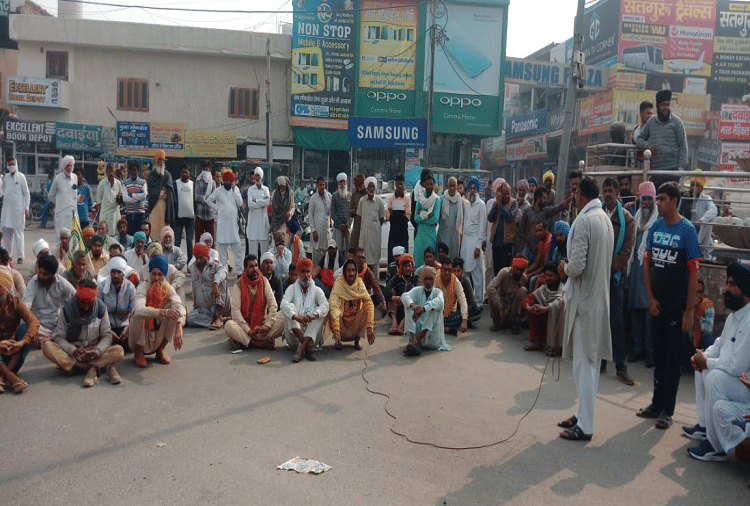 Farmers jammed for not getting DAP in Fatehabads Ratia