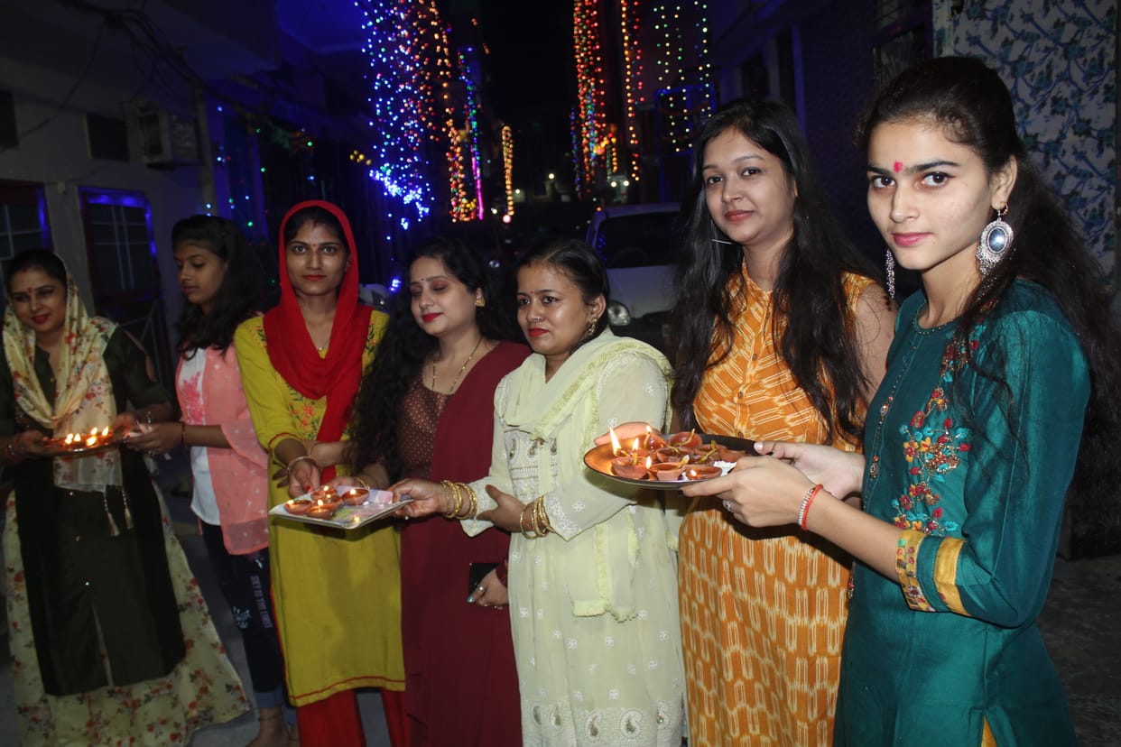 The happiness of Diwali spread everywhere, the sky became colorful with fireworks