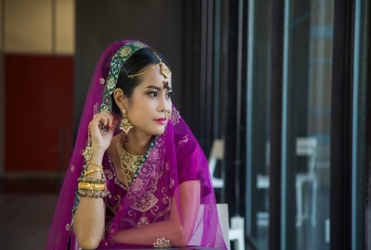 Saree Tips for newly bride how can i stick pallu of saree on head