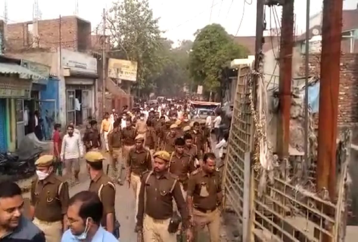 Aligarh people angry on murder case of a businessman in road rage protest on road