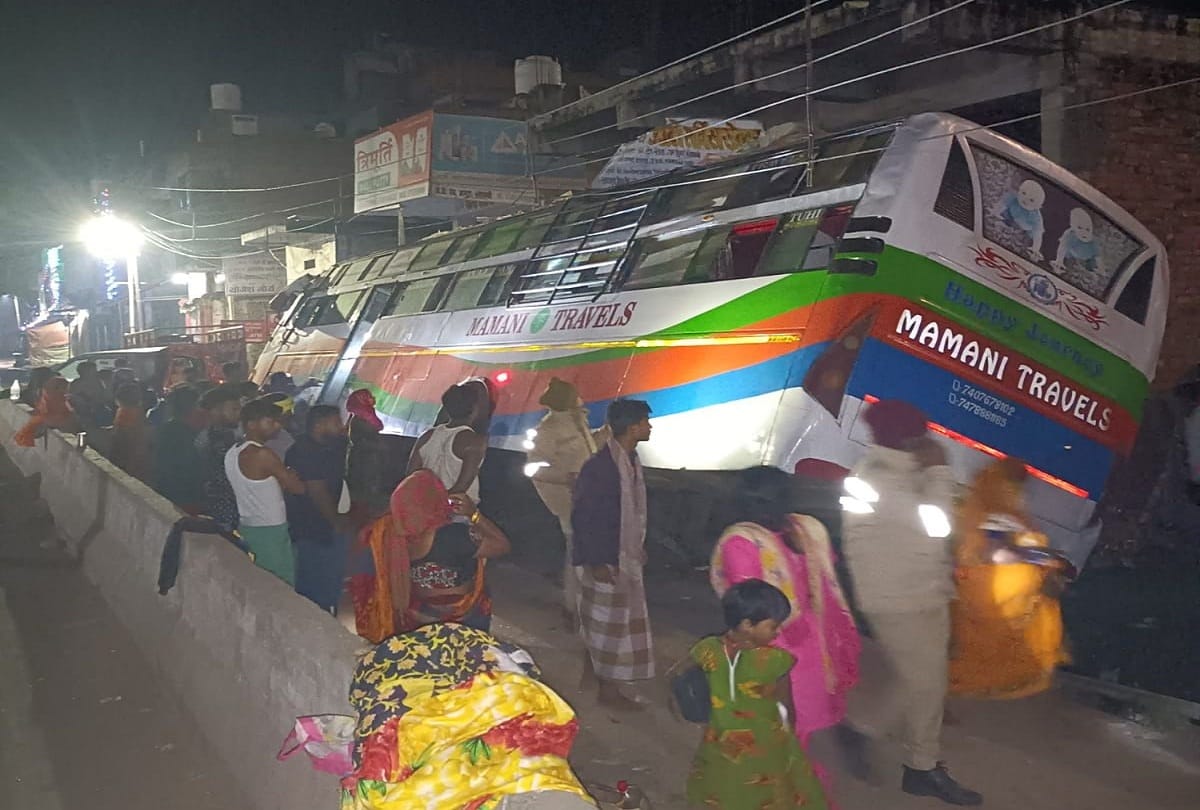 Kaushambi: A bus full of devotees went into the drain uncontrollably, one died
