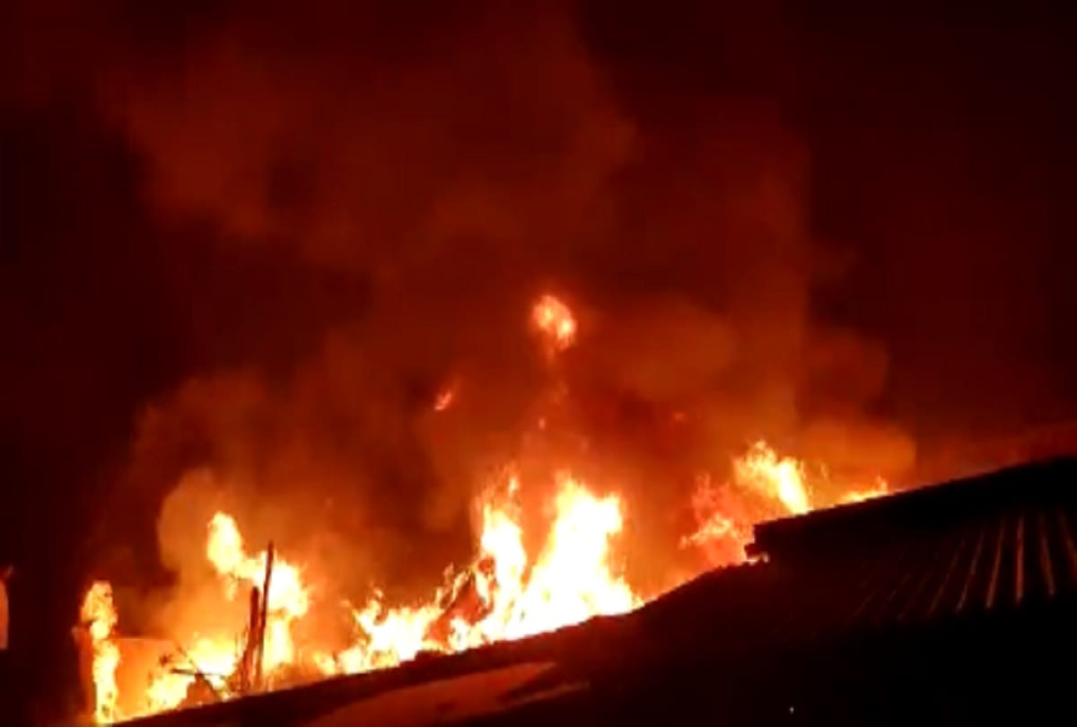 Fire accident in Bardahiya Bazaar woolen clothes godown loss of crores of rupees expected