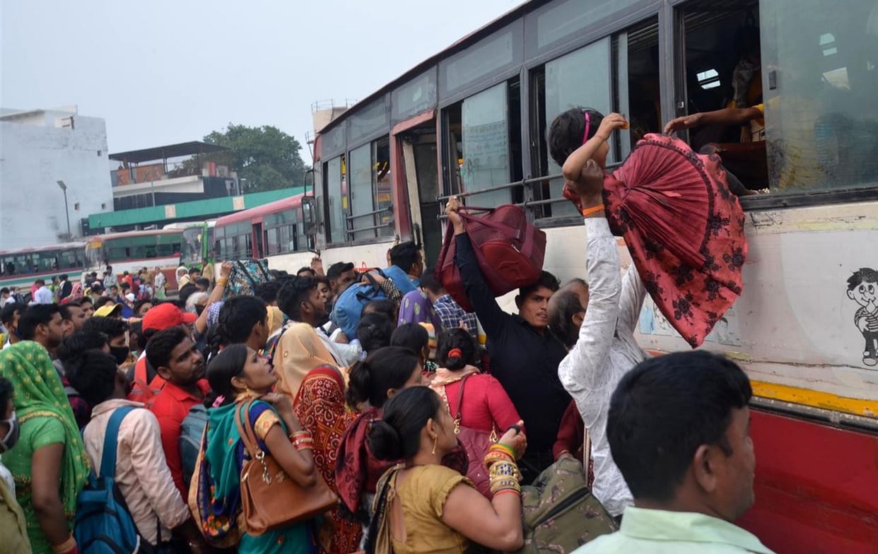 Aligarh: Crowd gathered on Mathura-Kasganj route, passengers entered through window for seat