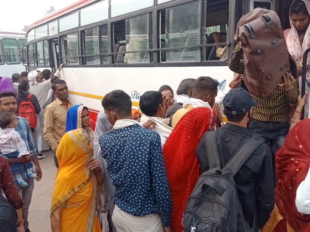 Fight for seat in buses on Bhaiya Dooj, crowd gathered