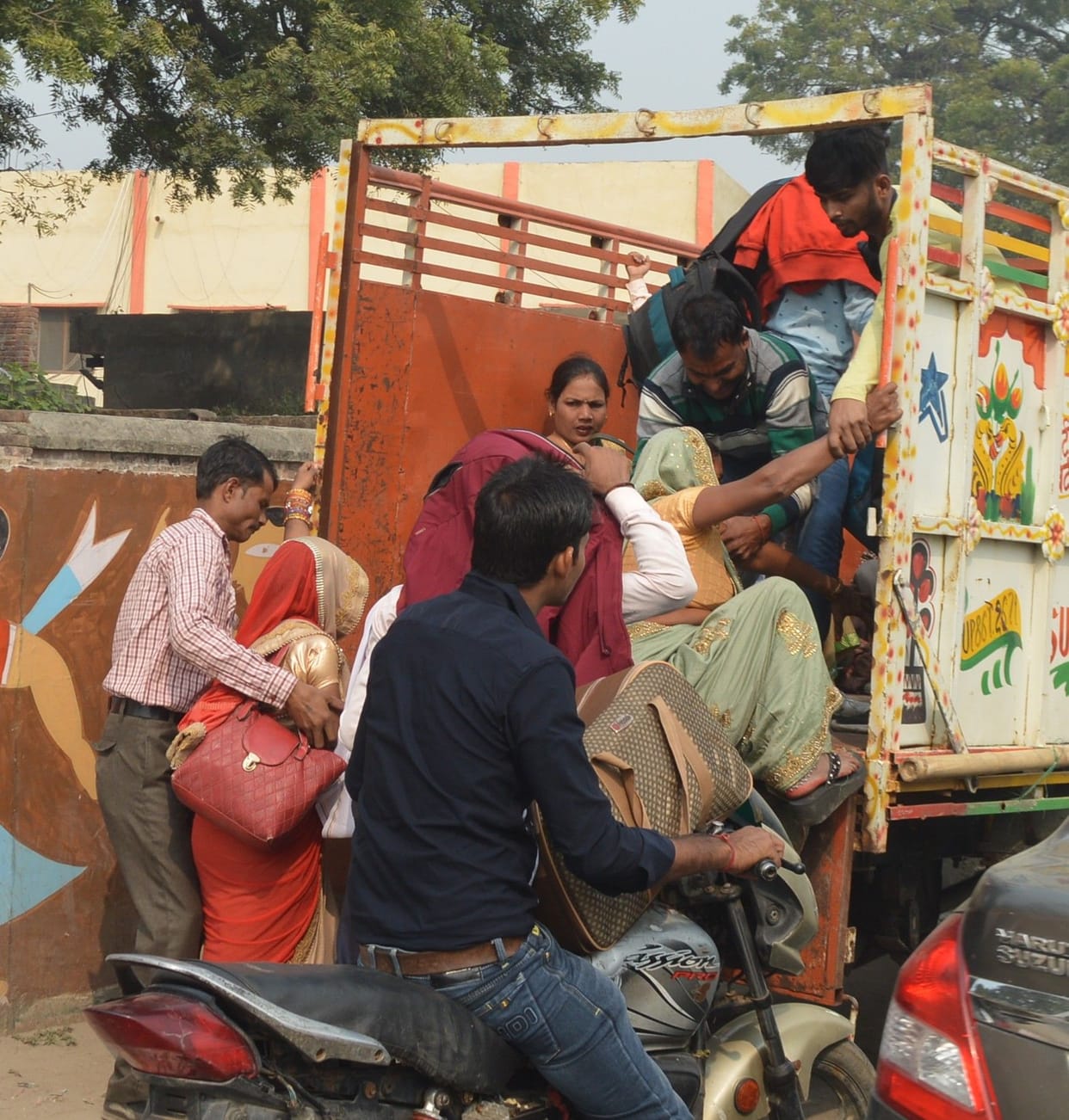 Hathras: Buses and Dagemar vehicles crowded on Bhai Dooj