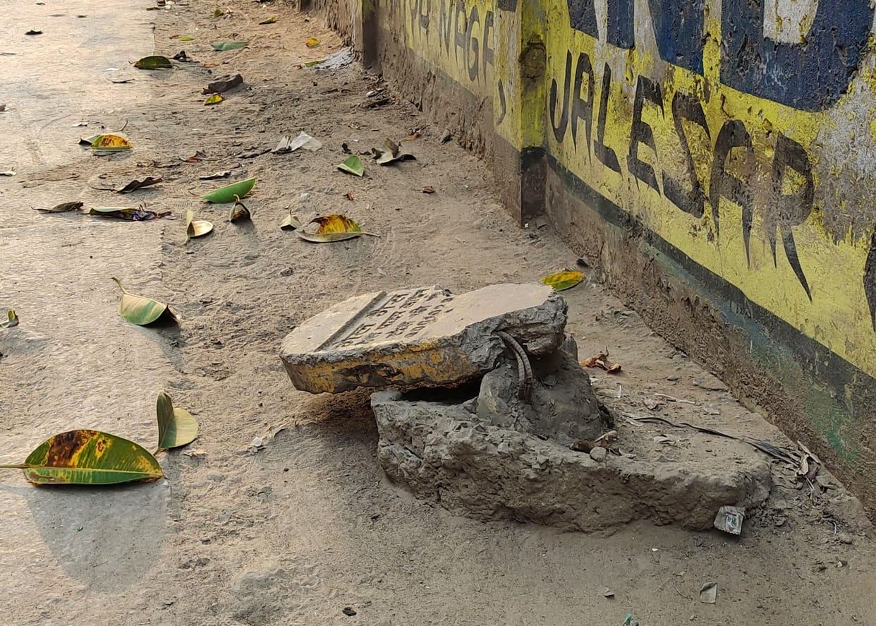Signs on the gas pipeline damaged