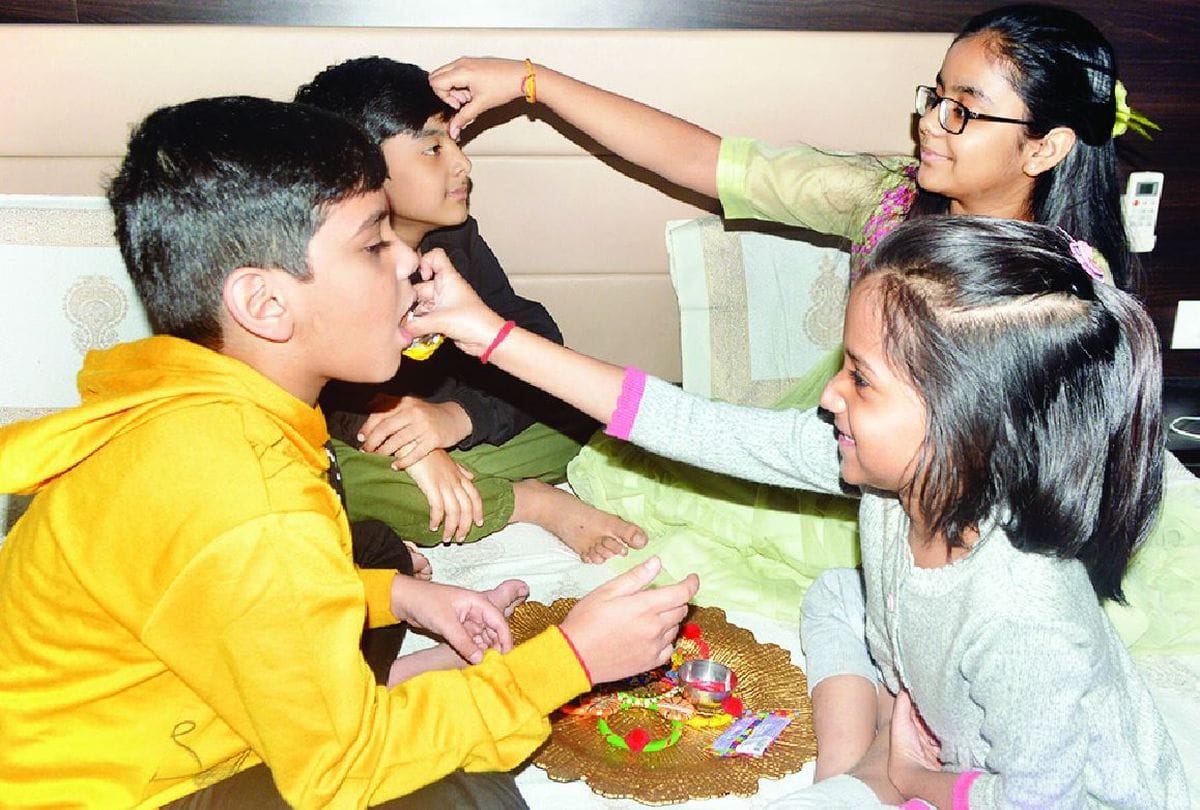 Sisters Perform Arti For Their Brother And Apply Tika On Bhai Dooj 2021 in Agra