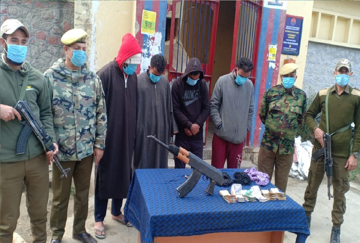 kashmir Budgam Police arrested Extortionists Dummy weapon recovered