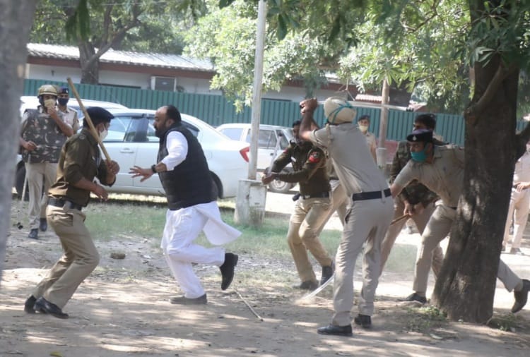 Shiromani Akali Dal leaders staged protest outside Punjab CM Charanjit Singh Channi residence in Chandigarh