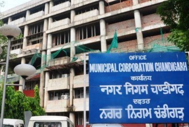 Chandigarh Municipal Corporation officials are unable to utilize the special fund of Rs 17 crore lying with the administration 