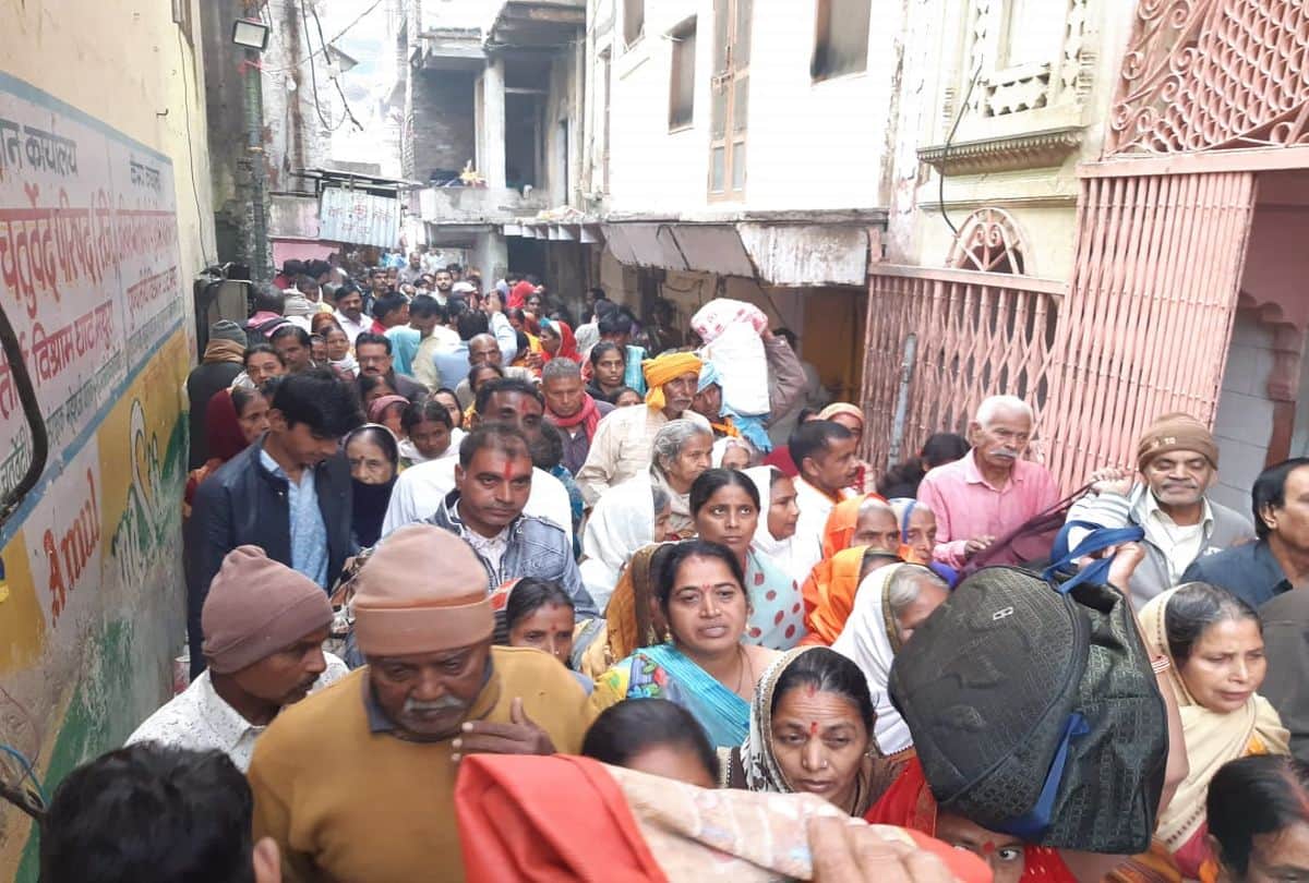 Bhai Dooj 2021 Yamuna Snan Mathura News in Hindi: brothers and sisters taking holy bath in yamuna in mathura