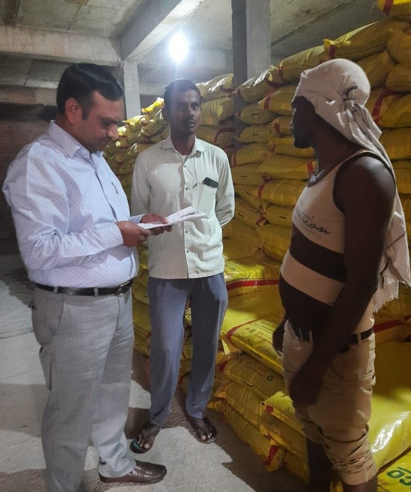 Hathras: Farmers upset due to shortage of DAP in the district