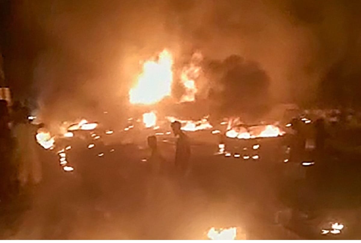 Chhattisgarh: Naxalites set fire to several vehicles engaged in tank construction in Gariaband district Latest News Update