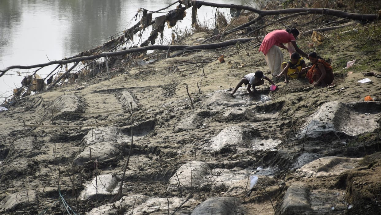 Preparations for Chhath started in homes, garbage piled up on the ghats