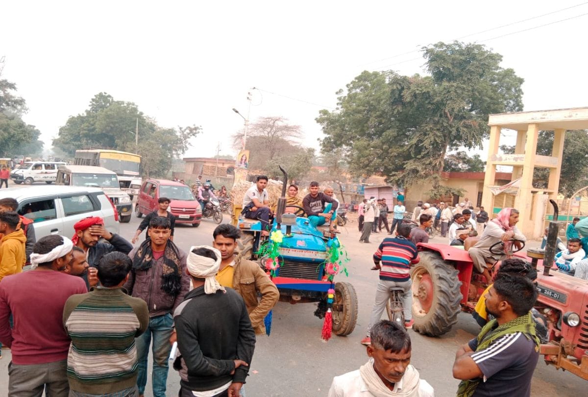 Farmers blocked the road due to non-availability of fertilizers in Agra
