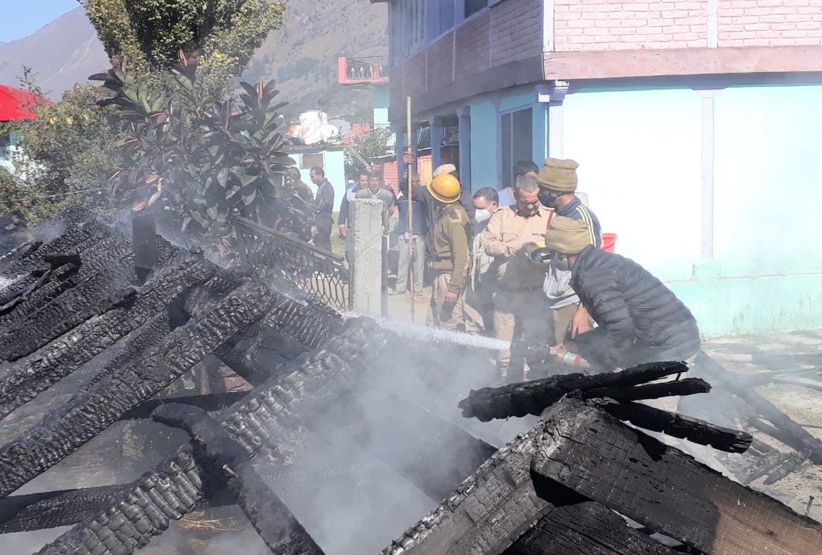 Four room house burnt to ashes in Kullu, loss of lakhs