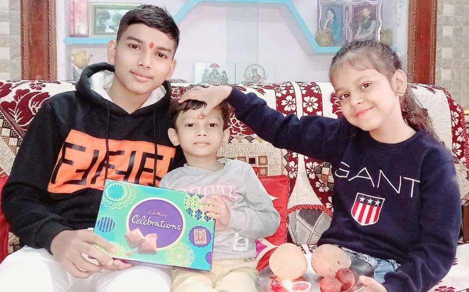 Sisters did Mangal Tilak on the forehead of brothers