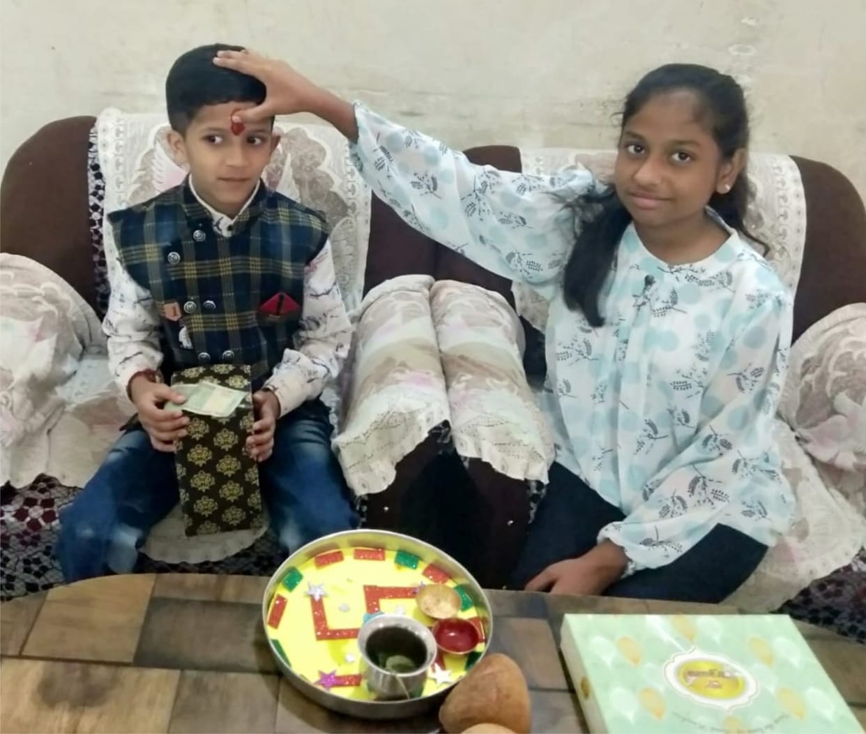 Mathura: Bhaiya Dooj-sisters did tilak on brother's forehead