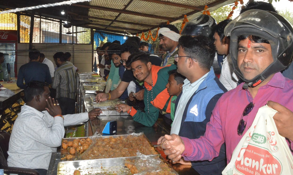 Hathras: Sweets sold a lot on the festival, the vendors were crowded