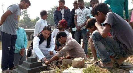 Congress General Secretary did cleanliness after reaching Chhath Ghat