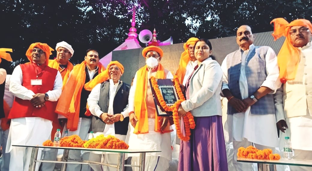 former senior resident of IMS BHU Dr. Sandhya yadav received Govardhan Shree award
