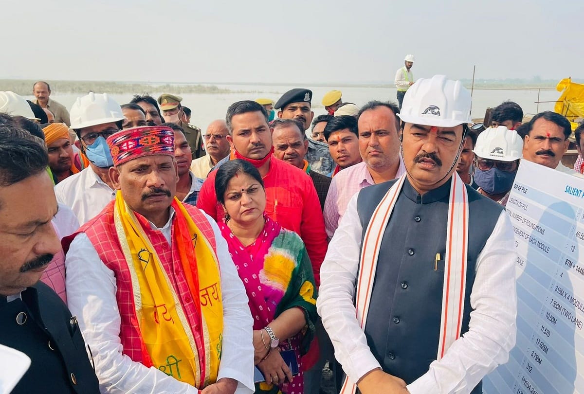 Kaushambi: Seeing the slow pace of bridge construction at Shahzadpur Ghat of river Ganga, Deputy CM Keshav was shocked.