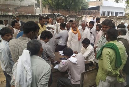 Farmers blocked the road due to non-availability of fertilizers in Agra