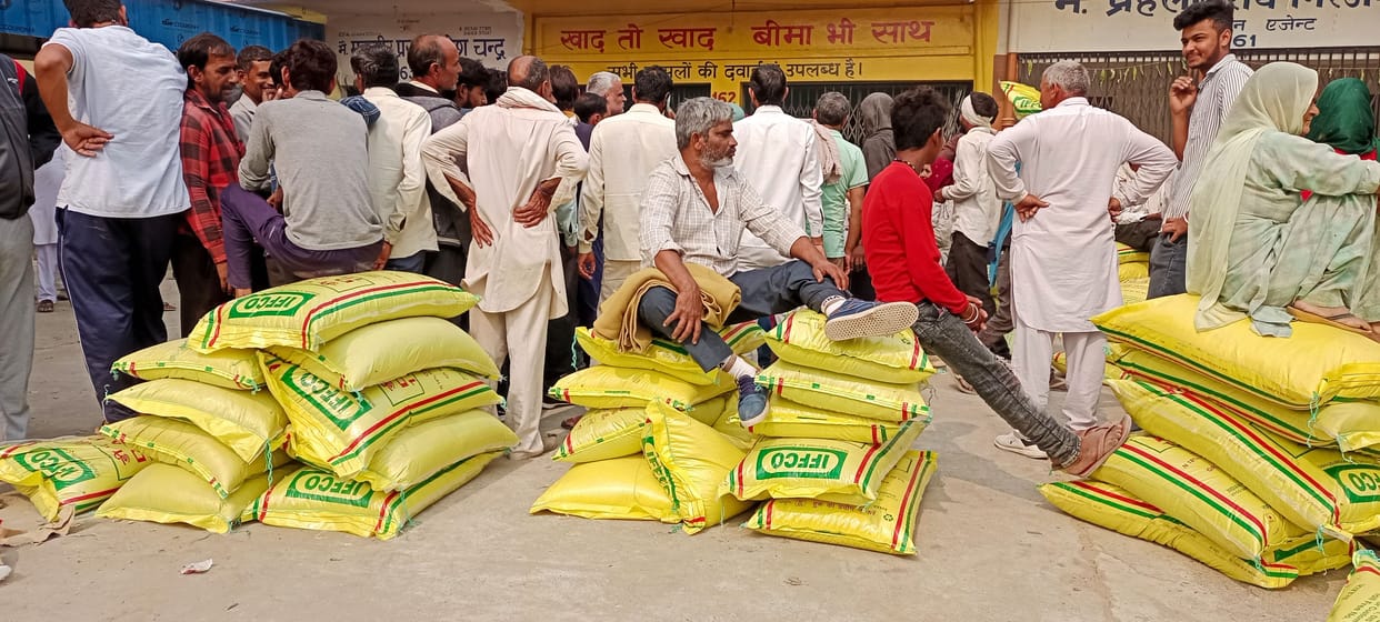 Farmers queuing outside the sales centers at 5 am, DAP fertilizer is getting after waiting 6 to 7 hours