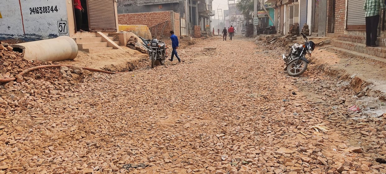 Construction of Gyantara Road incomplete, trouble due to sand and dust