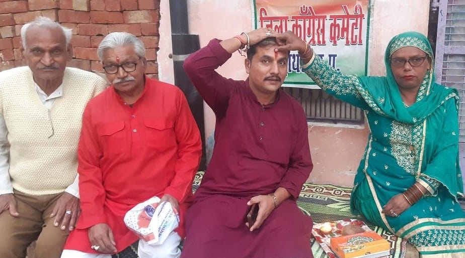 Hathras: Congress district president got tilak from Muslim woman