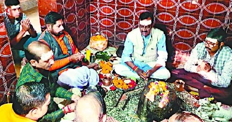 MLAs offer prayers in seven pagodas