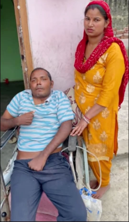 Extended helping hand to the injured soldier