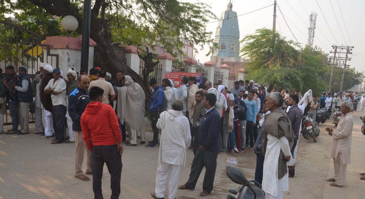 Fertilizer did not reach, farmers returned after waiting five and a half hours
