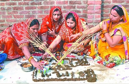 गोवर्धन भगवान की पूजा करतीं महिलाएं।