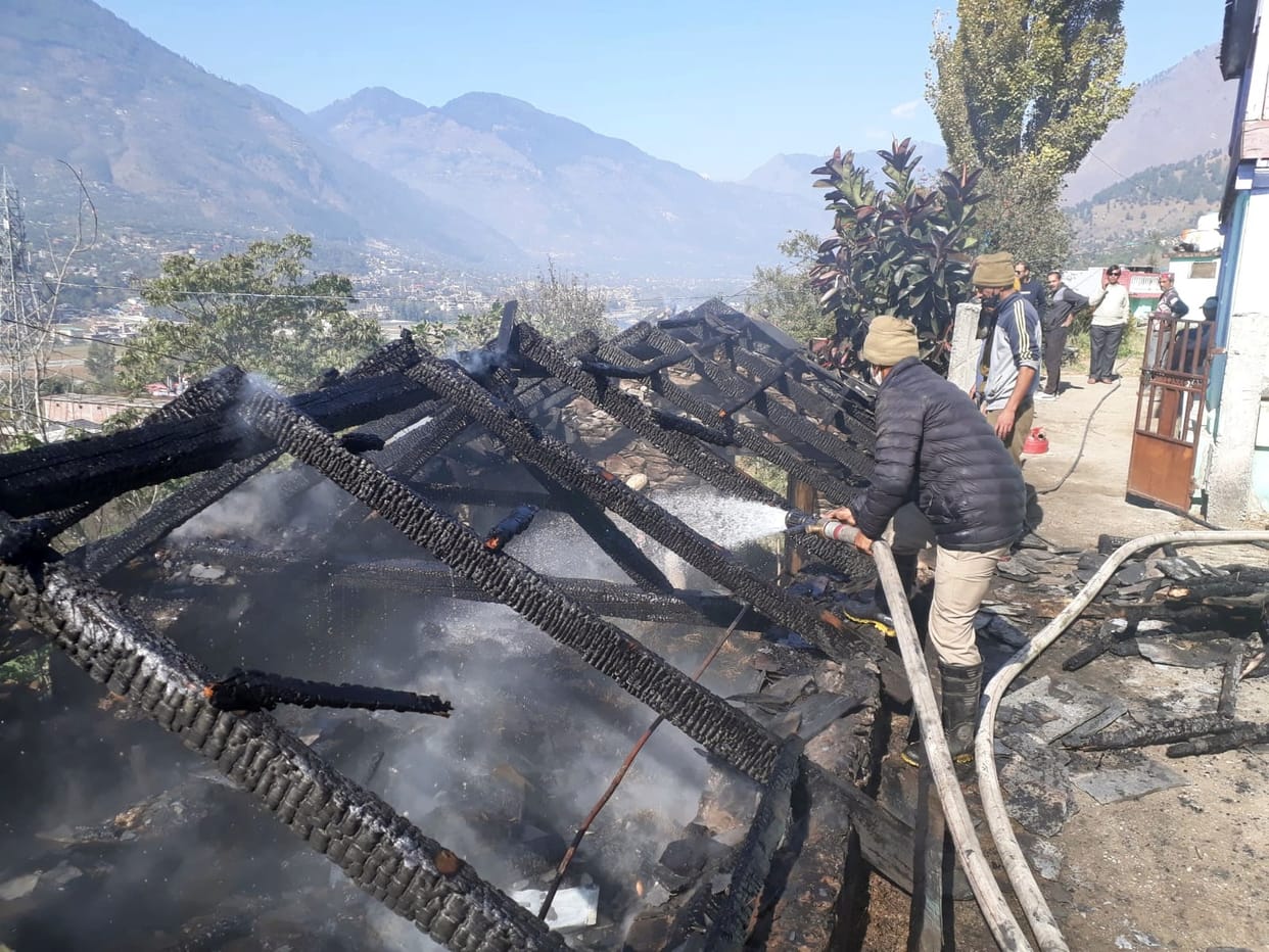 One and a half storey house burnt in Piplage