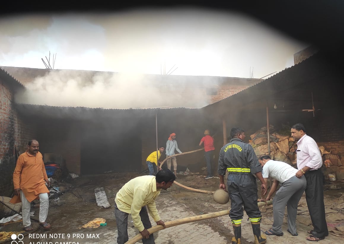 huge fire broke out in Bora warehouse in mau goods worth lakhs were burnt to ashes