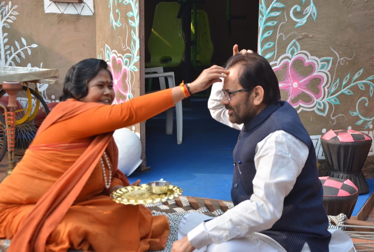 Mukhtar Abbas naqvi says Sadhvi Niranjan jyoti gave her blessings with Tilak on the auspicious occasion Bhai dooj