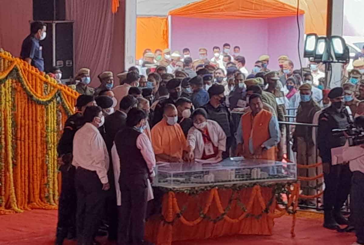 UP: CM Yogi reached Auraiya, laid the foundation stone and inaugurated 12 development projects worth 400 crores including medical college
