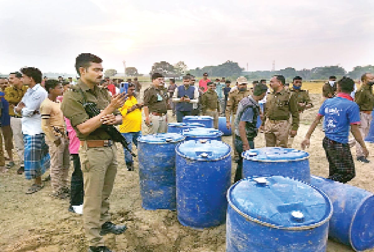 Pratapgarh: 38 drum spirit recovered from the basement of a house under construction in Raniganj