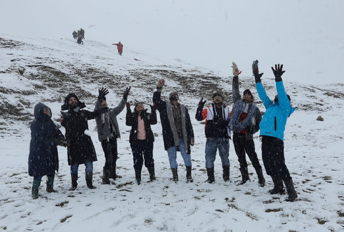 Snowfall in many areas of Jammu and Kashmir, Bandipora-Gurej and Mughal road closed for traffic, administration issued advisory