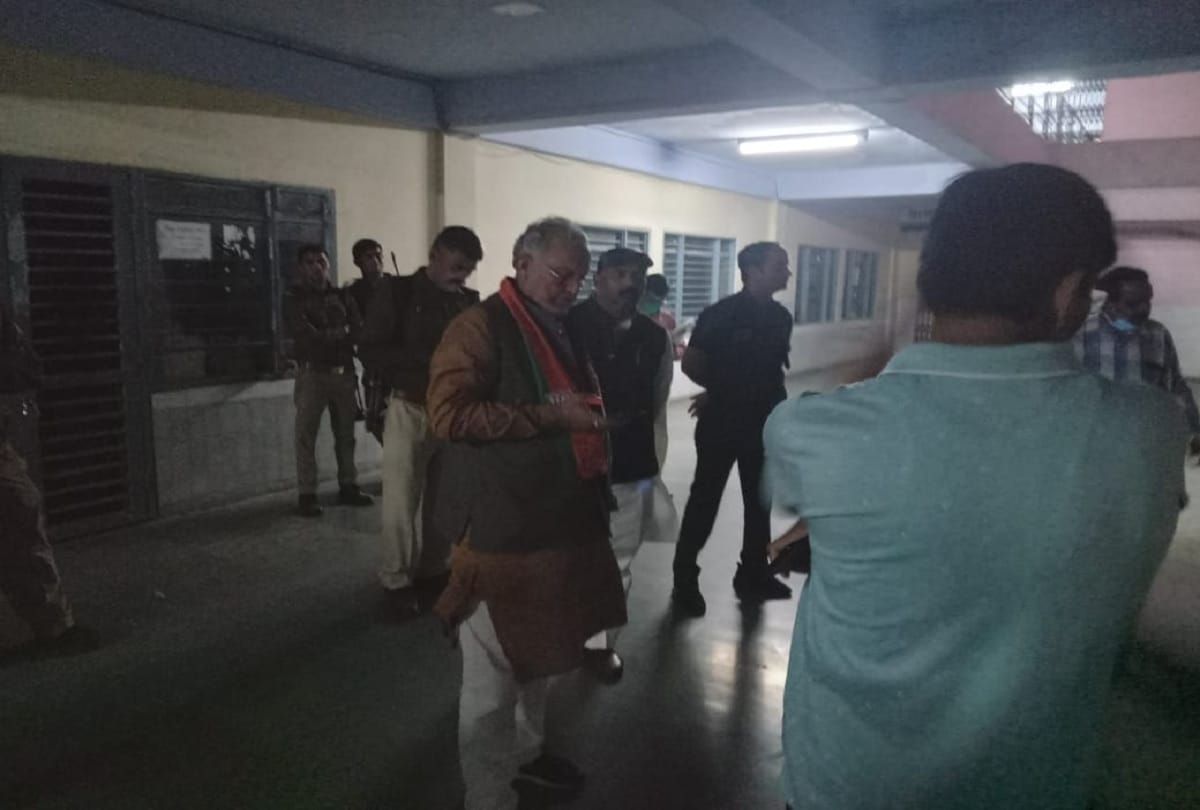 Cabinet minister Suresh Khanna visits Shahjahanpur medical college to meet a patient faces awkward situation