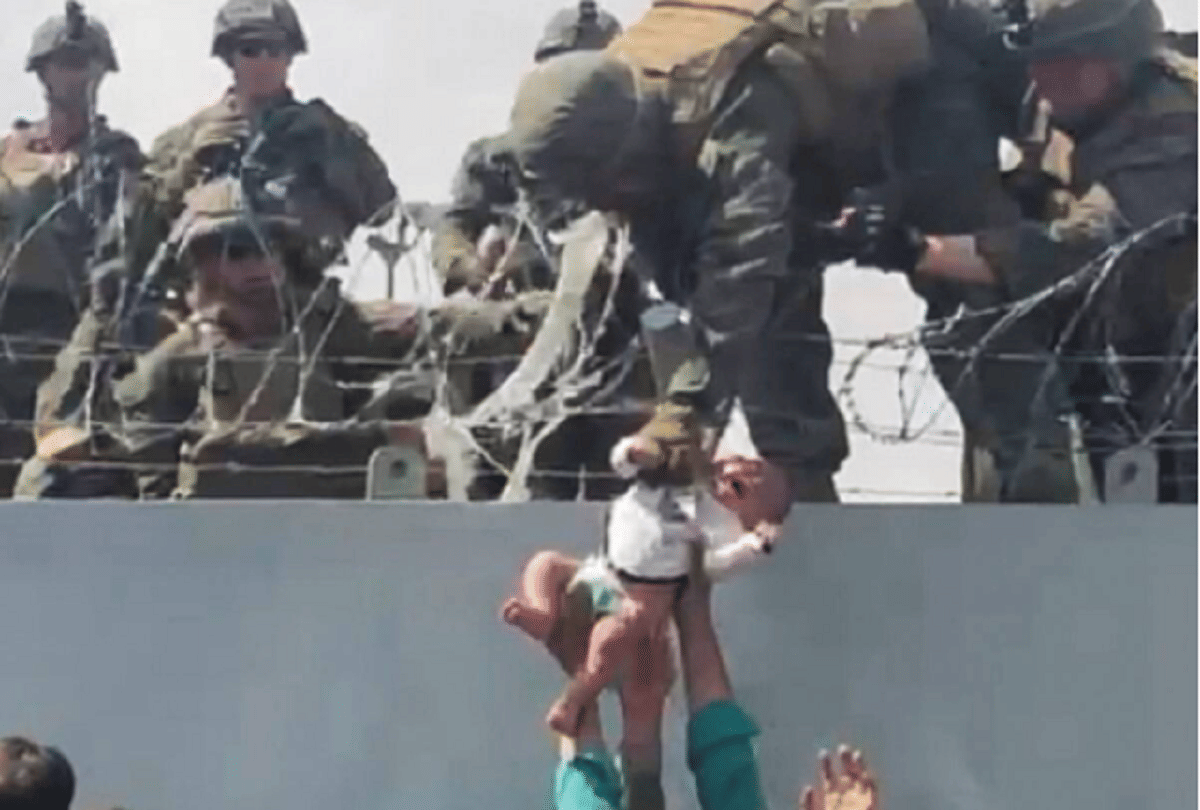 The child who was handed over to US soldiers for fear of Taliban in Kabul airport is still missing