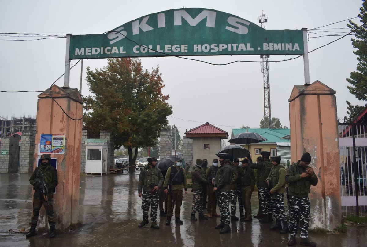 Terrorists fire in SKIMS Medical College Hospital area Bemina Srinagar jammu and kashmir