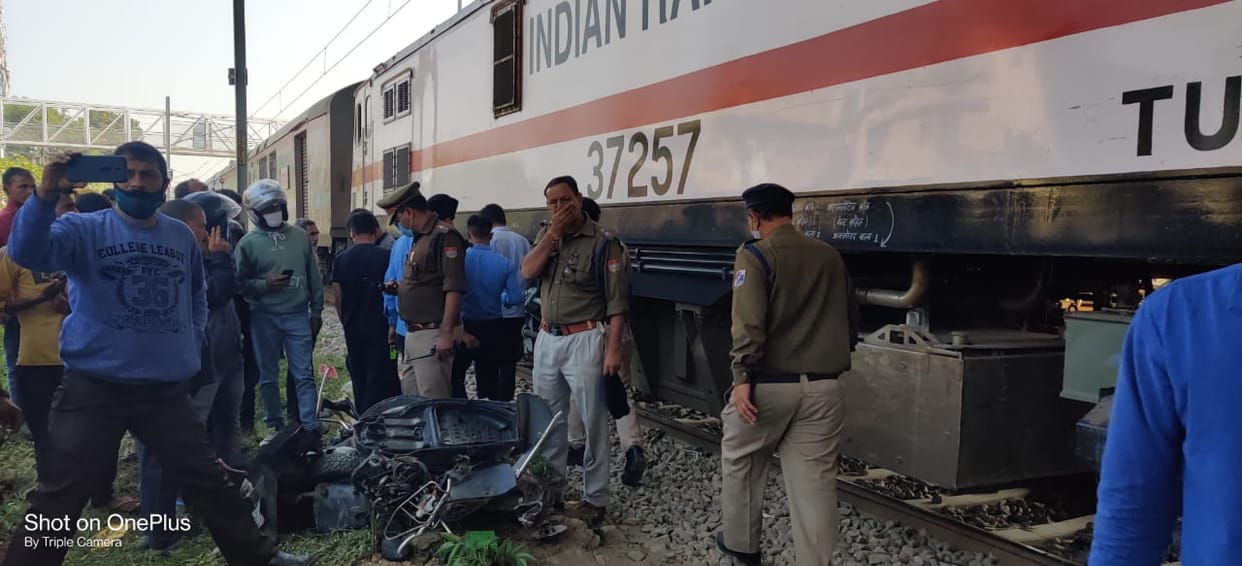 dehradun news: Scooty collided with train near Mohkampur railway crossing, vehicle rider safe
