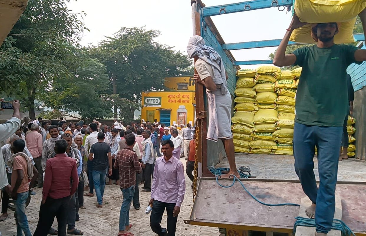 Hathras: Crowd of farmers gathered even before the fertilizer truck arrived