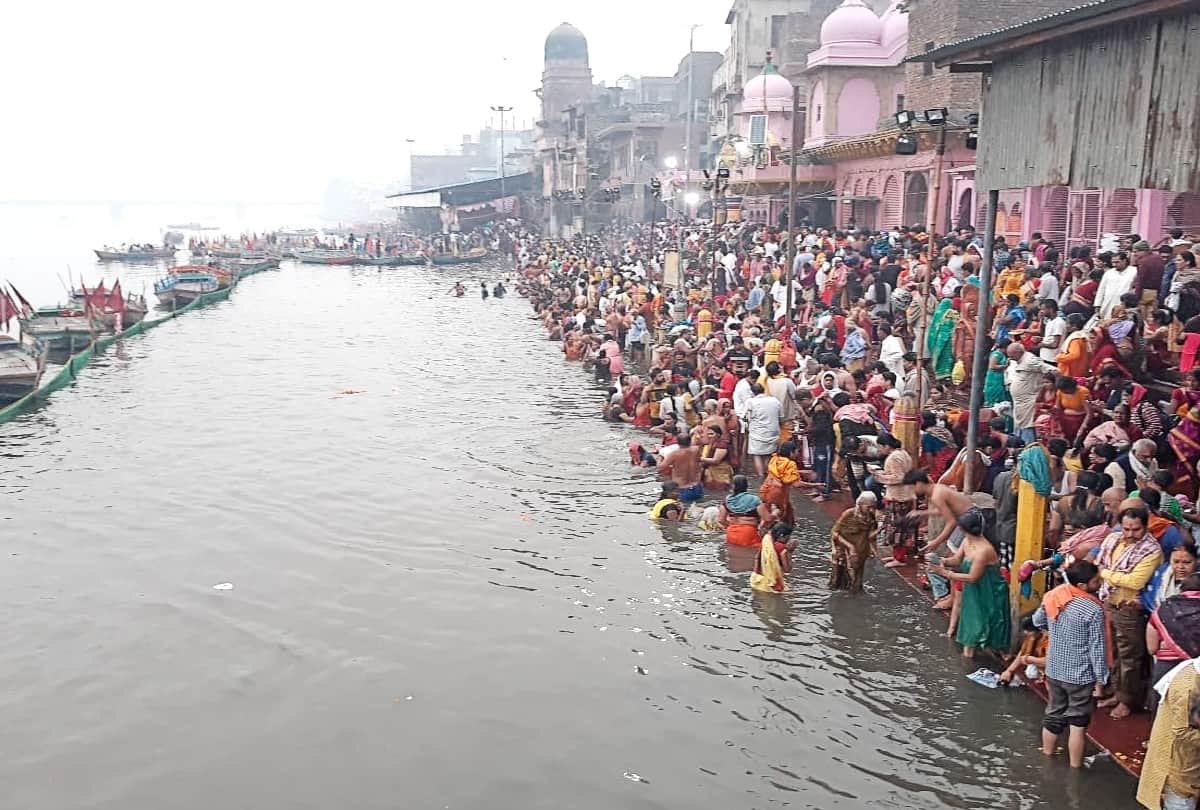 Bhai Dooj 2021 Yamuna Snan Mathura News in Hindi: brothers and sisters taking holy bath in yamuna in mathura