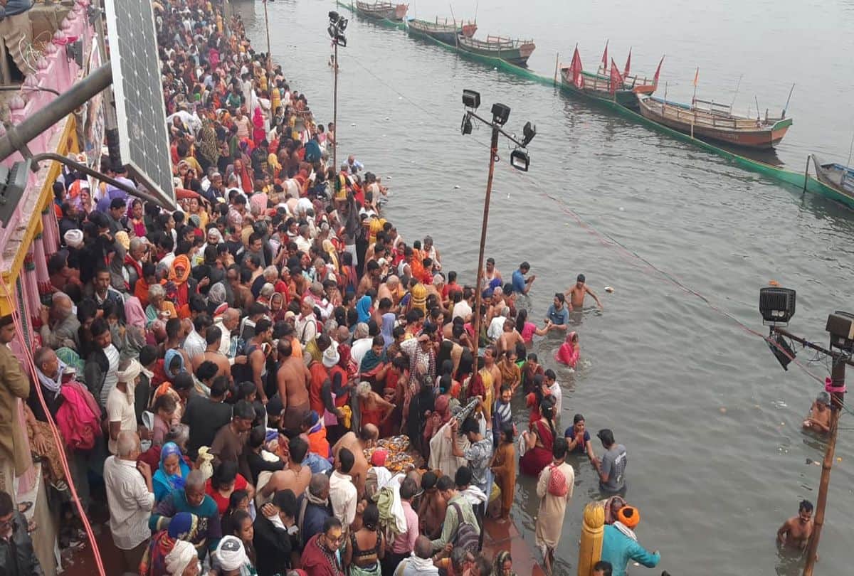 Bhai Dooj 2021 Yamuna Snan Mathura News in Hindi: brothers and sisters taking holy bath in yamuna in mathura