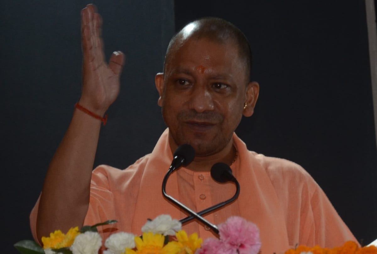 cm yogi adityanath transferred rs 1100 each to the parents of 1.80 crore students